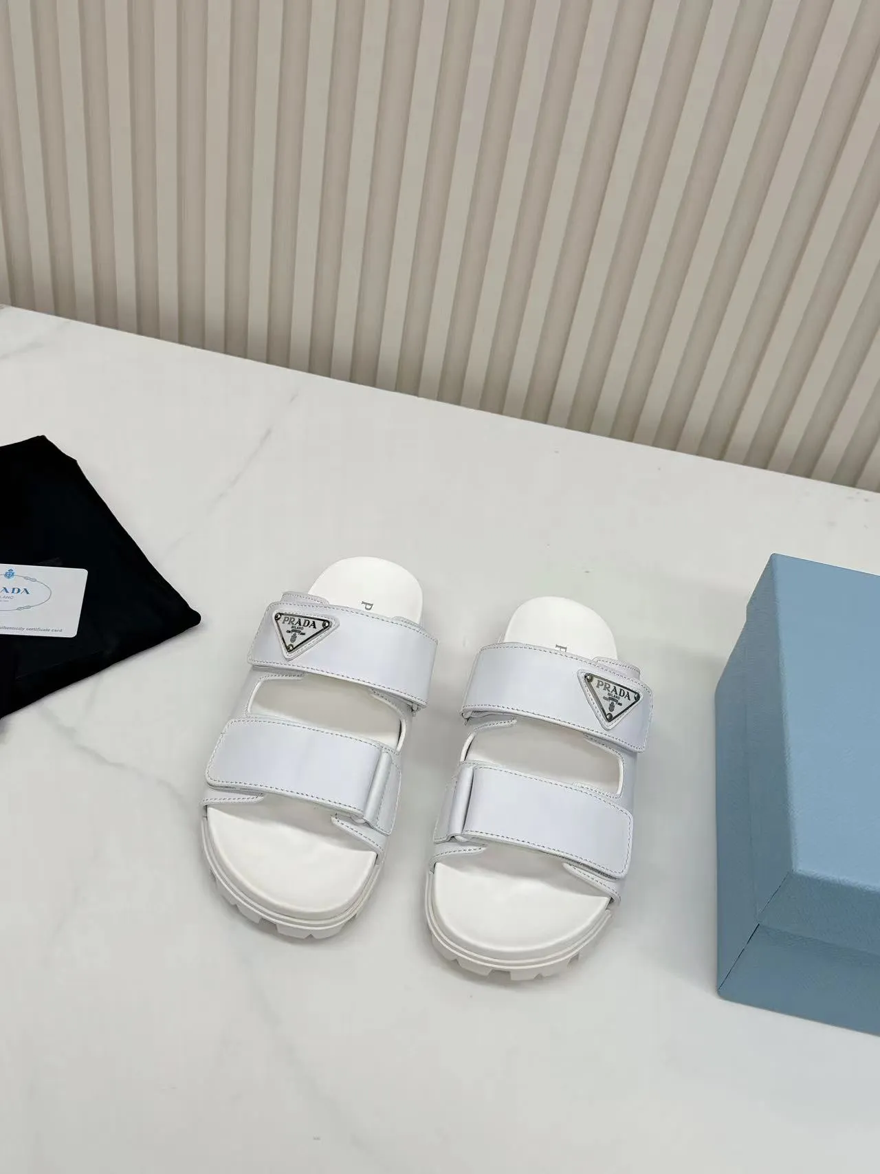 👟👟Ex-factory price 460👟👟 Prada2025’s latest Prada slippers, the slippers reveal a feminine atmosphere in a minimalist design. Triangular logo embellishment is eye-catching. Upper calfskin metal triangle logo 2 cm rubber sole Concave sole pattern Rubber sole Size 35---41